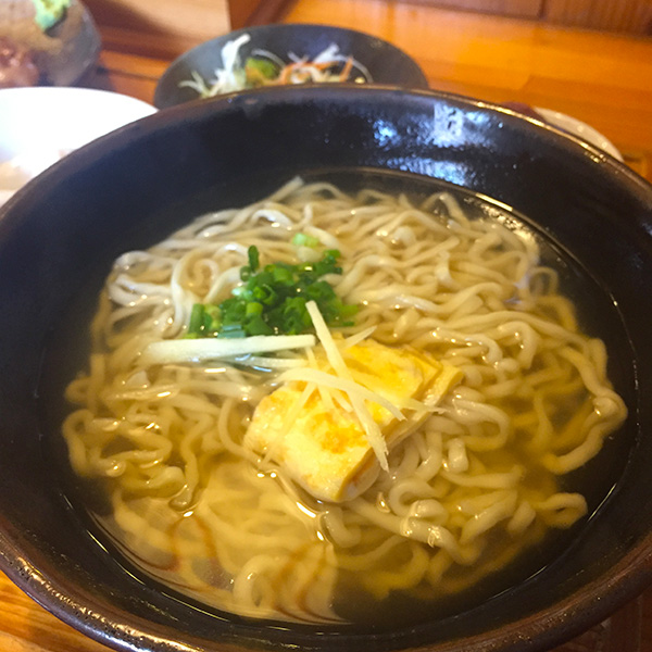 うるま市 人気の沖縄そば屋さん むかいや